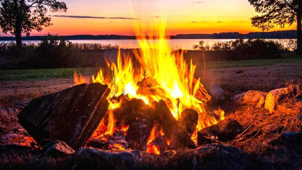 006_CAMPING_comohacerunafogata_FrontCover